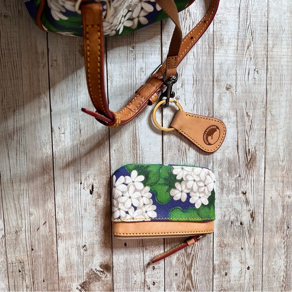 💫Dooney & Bourke hydrangea print bag - Picture 5 of 10